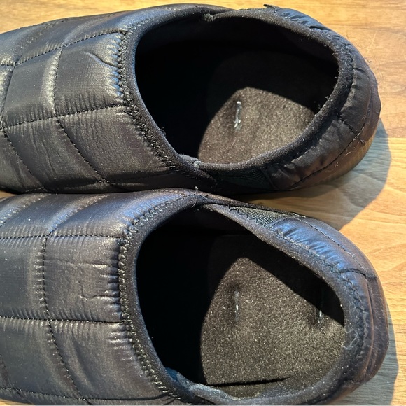 Free with purchase ***EUC Tilley Puff Slippers in Black Size Large Unisex - Picture 3 of 5